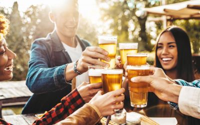 Die Grenze für alkoholfreie Getränke liegt bei 0,5 Volumenprozent Alkohol. Das bedeutet, dass Getränke, die als "alkoholfrei" deklariert sind, diese Grenze nicht überschreiten dürfen. (Foto: AdobeStock - Davide Angelini 570233392)