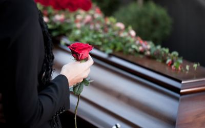 Wenn man sich von der Arbeit abmelden möchte, kann man sagen, dass man zu einer Beerdigung muss. Eine andere Option ist, einen erfundenen Verwandten zu erwähnen, der verstorben ist. (Foto: AdobeStock - Kzenon 36229387)