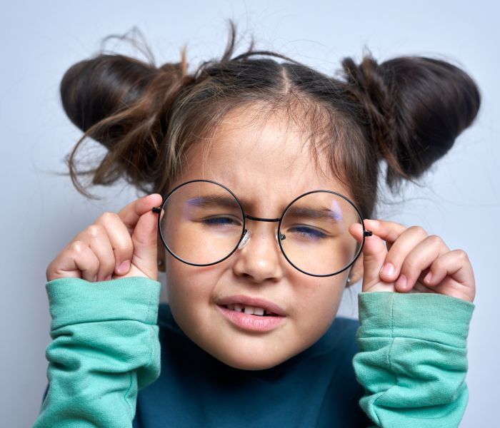 S-M-S Kinder und Kurzsichtigkeit: So kann eine Brille die Sehkraft verbessern (Foto: AdobeStock - amixstudio 549433424)