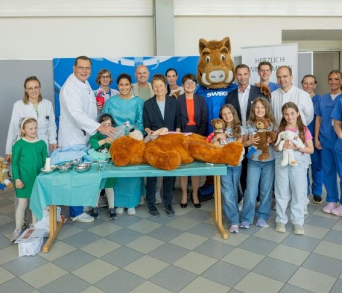 Bettina Lisbach (9.vl.),Elvira Schneider (11.v.l.) und Christian (Foto: Markus Kümmerle, Städtisches Klinikum Karlsruhe)
