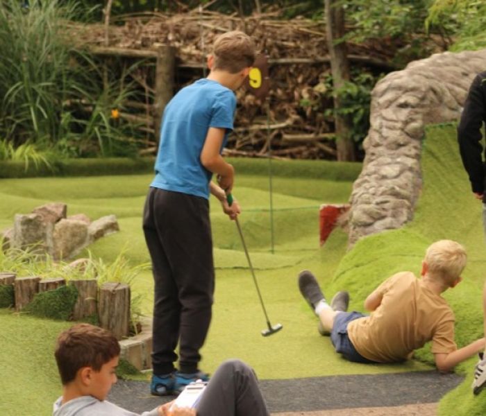 Kinder spielen Minigolf auf Anlage im KiEZ Hölzerner See (Foto: Thalia Sporleder . KiEZ Hölzerner See)