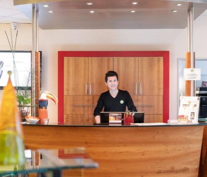 Der Arbeitsplatz an der Hotelrezeption: Hinter den Kulissen (Foto: DOMUSimages - Alexander Rudolph)